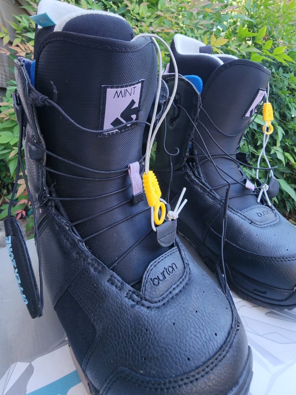 EUC BURTON Women's MINT snowboard boots size 8